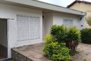 Casa com 390m², 6 dormitórios, 3 vagas, no bairro Universitário em Caxias do Sul para Comprar