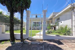 Casa Mobiliada com 330m², 3 dormitórios, 2 vagas, no bairro Petrópolis em Caxias do Sul para Alugar