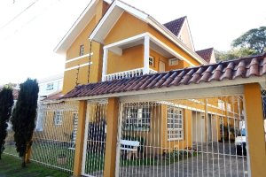 Sobrado com 110m², 3 dormitórios, 2 vagas, no bairro Nossa Senhora da Saúde em Caxias do Sul para Alugar ou Comprar