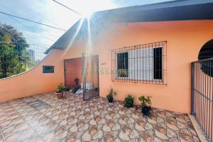 Casa com 219m², 6 dormitórios, 4 vagas, no bairro Panazzolo em Caxias do Sul para Comprar
