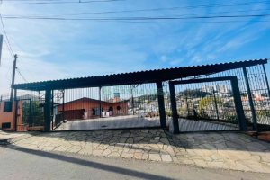 Casa com 219m², 6 dormitórios, 4 vagas, no bairro Panazzolo em Caxias do Sul para Comprar