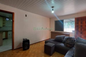 Casa com 219m², 6 dormitórios, 4 vagas, no bairro Panazzolo em Caxias do Sul para Comprar