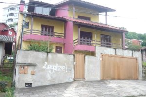 Casa com 330m², 3 dormitórios, 4 vagas, no bairro Colina Sorriso em Caxias do Sul para Comprar