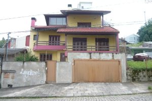 Casa com 330m², 3 dormitórios, 4 vagas, no bairro Colina Sorriso em Caxias do Sul para Comprar