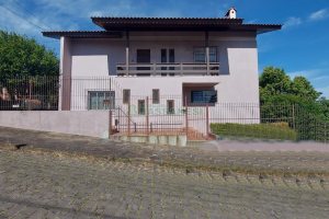 Casa Mobiliada com 260m², 3 dormitórios, 3 vagas, no bairro Universitário em Caxias do Sul para Comprar