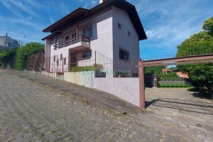 Casa Mobiliada com 260m², 3 dormitórios, 3 vagas, no bairro Universitário em Caxias do Sul para Comprar