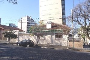 Casa Comercial com 110m², 4 dormitórios, 2 vagas, no bairro Centro em Caxias do Sul para Comprar