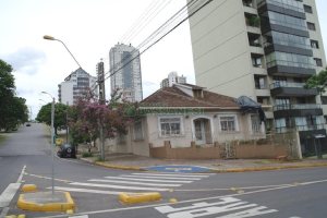 Casa Comercial com 110m², 4 dormitórios, 2 vagas, no bairro Centro em Caxias do Sul para Comprar