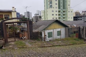 Casa, 3 dormitórios, 1 vaga, no bairro Universitário em Caxias do Sul para Comprar