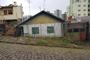Casa, 3 dormitórios, 1 vaga, no bairro Universitário em Caxias do Sul para Comprar