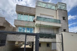 Sobrado com 232m², 3 dormitórios, 2 vagas, no bairro Colina Sorriso em Caxias do Sul para Comprar