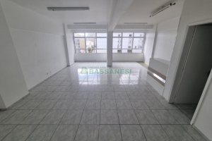 Sala com 53m², no bairro Centro em Caxias do Sul para Alugar ou Comprar