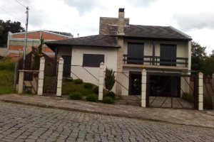 Casa com 220m², 3 dormitórios, 2 vagas, no bairro São Luiz em Caxias do Sul para Comprar