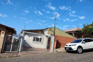 Casa com 88m², 5 dormitórios, 3 vagas, no bairro Petrópolis em Caxias do Sul para Comprar