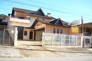 Casa com 500m², 4 dormitórios, 4 vagas, no bairro Cristo Redentor em Caxias do Sul para Comprar