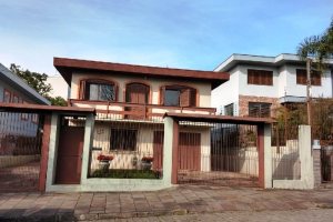 Casa com 200m², 3 dormitórios, 3 vagas, no bairro Madureira em Caxias do Sul para Comprar