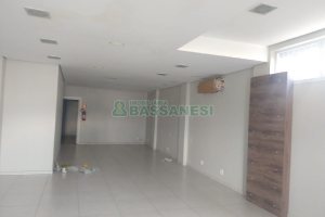 Loja com 311m², no bairro Cinqüentenário em Caxias do Sul para Comprar