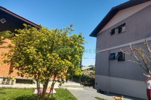 Casa com 690m², 4 dormitórios, 2 vagas, no bairro Diamantino em Caxias do Sul para Comprar