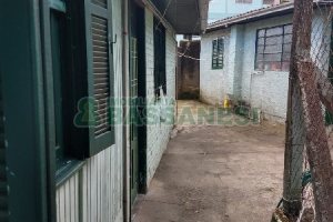 Casa com 300m², 2 dormitórios, no bairro Panazzolo em Caxias do Sul para Comprar
