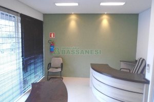 Loja com 52m², 2 vagas, no bairro Panazzolo em Caxias do Sul para Comprar