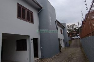 Casa com 102m², 3 dormitórios, 2 vagas, no bairro Interlagos em Caxias do Sul para Comprar