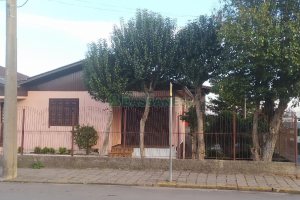 Casa com 80m², 2 dormitórios, 1 vaga, no bairro Kayser em Caxias do Sul para Comprar