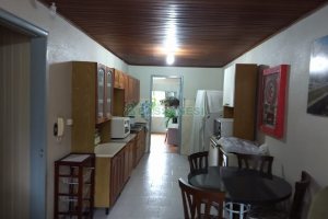 Casa com 80m², 5 dormitórios, 2 vagas, no bairro Universitário em Caxias do Sul para Comprar