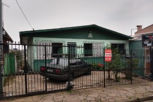Casa com 80m², 5 dormitórios, 2 vagas, no bairro Universitário em Caxias do Sul para Comprar