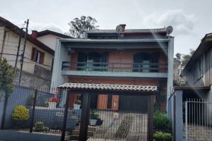 Casa com 239m², 3 dormitórios, 2 vagas, no bairro Rio Branco em Caxias do Sul para Comprar