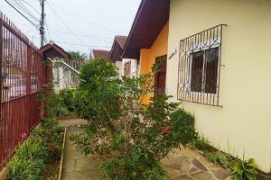 Casa com 60m², 5 dormitórios, 1 vaga, no bairro Santa Lúcia em Caxias do Sul para Comprar