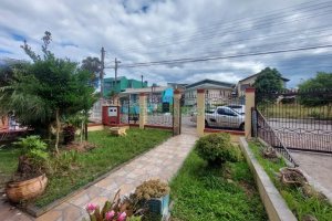 Casa com 70m², 4 dormitórios, 3 vagas, no bairro Marechal Floriano em Caxias do Sul para Comprar