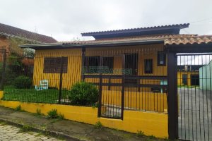 Casa com 230m², 3 dormitórios, 2 vagas, no bairro Diamantino em Caxias do Sul para Comprar