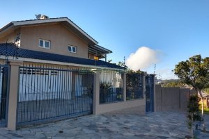 Casa com 338m², 3 dormitórios, 2 vagas, no bairro Arco Baleno em Caxias do Sul para Comprar