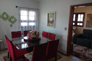 Casa com 246m², 6 dormitórios, 4 vagas, no bairro Cruzeiro em Caxias do Sul para Comprar