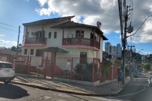 Casa com 246m², 6 dormitórios, 4 vagas, no bairro Cruzeiro em Caxias do Sul para Comprar