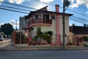 Casa com 246m², 6 dormitórios, 4 vagas, no bairro Cruzeiro em Caxias do Sul para Comprar