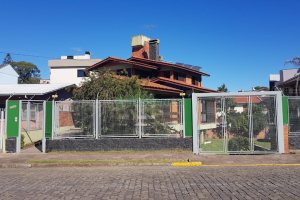 Casa, 3 dormitórios, 4 vagas, no bairro Petrópolis em Caxias do Sul para Comprar