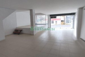 Loja com 100m², 2 vagas, no bairro Madureira em Caxias do Sul para Alugar