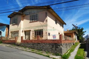 Casa, 6 dormitórios, 4 vagas, no bairro Floresta em Caxias do Sul para Comprar