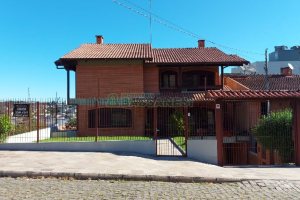 Casa com 405m², 3 dormitórios, 3 vagas, no bairro Colina Sorriso em Caxias do Sul para Comprar