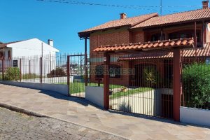 Casa com 405m², 3 dormitórios, 3 vagas, no bairro Colina Sorriso em Caxias do Sul para Comprar