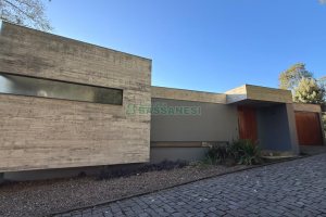 Casa com 484m², 3 dormitórios, 2 vagas, no bairro Linha 40 em Caxias do Sul para Comprar