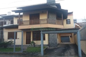 Casa com 320m², 3 dormitórios, 2 vagas, no bairro Vinhedos em Caxias do Sul para Comprar