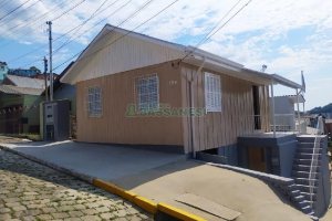 Casa com 90m², 2 dormitórios, 2 vagas, no bairro Planalto em Caxias do Sul para Comprar