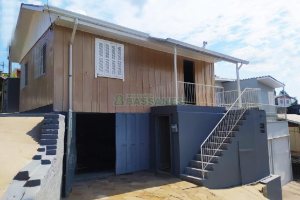 Casa com 90m², 2 dormitórios, 2 vagas, no bairro Planalto em Caxias do Sul para Comprar