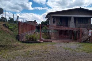 Casa com 168m², 5 dormitórios, 2 vagas, no bairro Pedras Brancas em São Marcos para Comprar