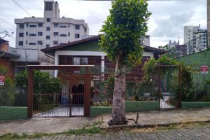 Casa com 196m², 4 dormitórios, 2 vagas, no bairro Panazzolo em Caxias do Sul para Comprar