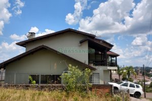 Casa com 495m², 3 dormitórios, 2 vagas, no bairro Santa Catarina em Caxias do Sul para Comprar