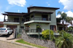 Casa com 495m², 3 dormitórios, 2 vagas, no bairro Santa Catarina em Caxias do Sul para Comprar