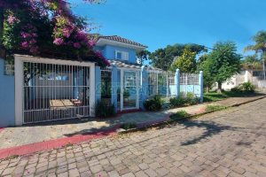 Casa Mobiliada com 500m², 5 dormitórios, 4 vagas, no bairro Sant Etiene em Caxias do Sul para Comprar